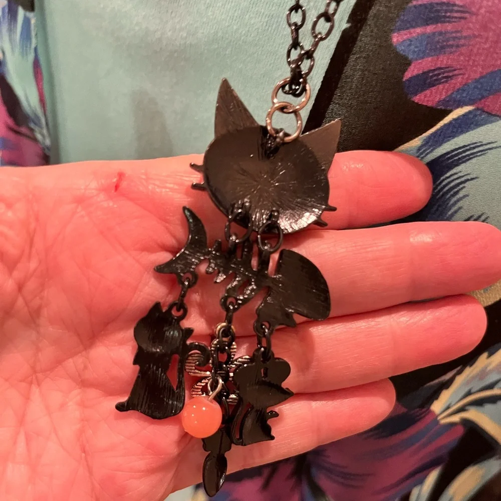 N165 NWT Cat and Friends on long black enamel chain